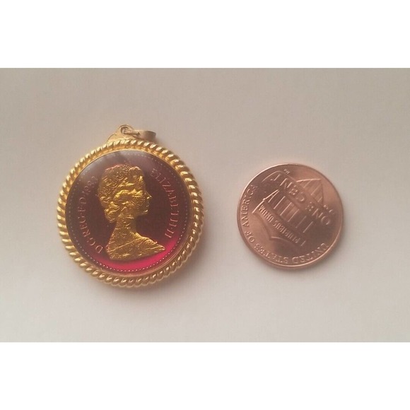QUEEN ELIZABETH II ENAMELED COIN PENDANT GOLD TONE-1980 - Picture 1 of 16